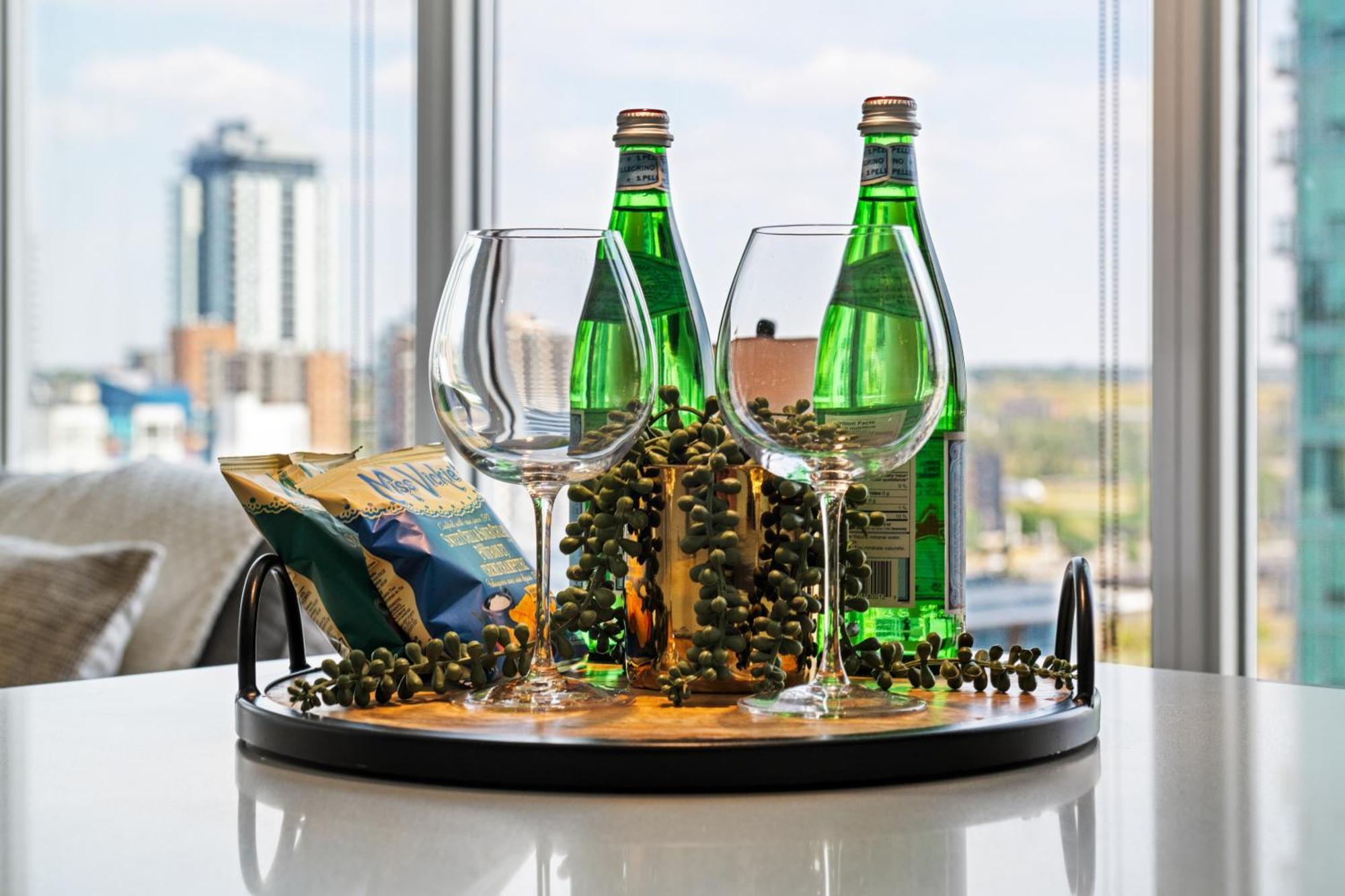 Modern Suite Calgary Downtown 5 Min Walk Stampede Экстерьер фото